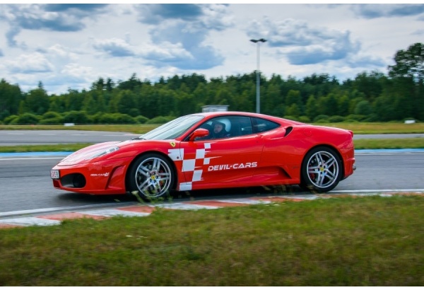Pojedynek aut Ferrari F430 i Ariel Atom w Poznaniu