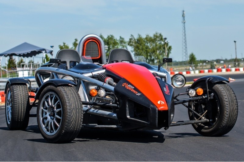 Pojedynek aut Ferrari F430 i Ariel Atom w Poznaniu