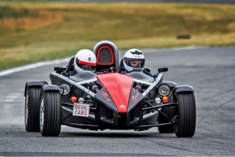 Pojedynek aut Ferrari F430 i Ariel Atom w Poznaniu