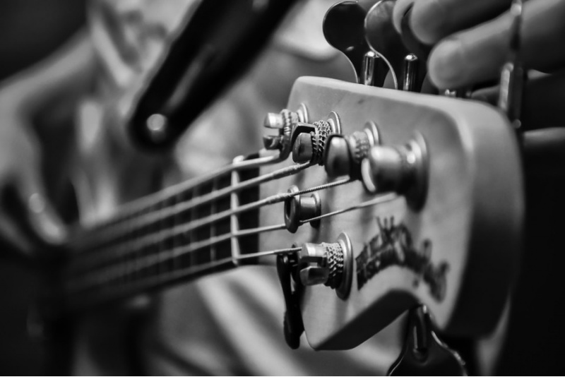 Lekcje gry na gitarze basowej
