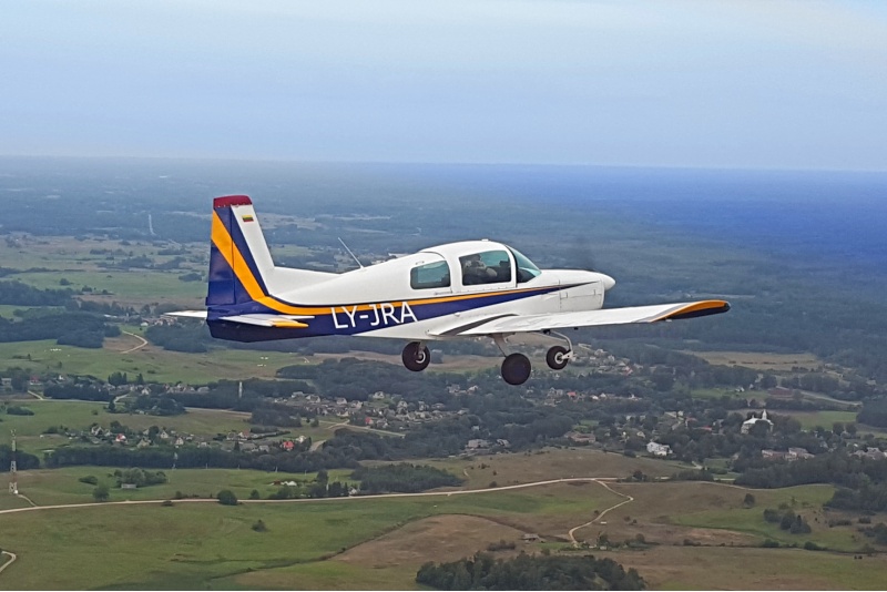 Przeglądowy lot szkolny samolotem nad Kownie z „Aero Pilotem”