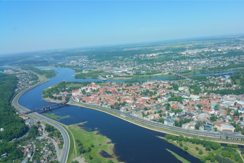 Przeglądowy lot szkolny samolotem nad Kownie z „Aero Pilotem”
