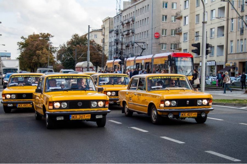 Zwiedzanie Warszawy z przewodnikiem na pokładzie Fiata 125p