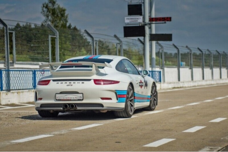 Porównaj jazdę za kierownicą Porshe 911 i Alfa Romeo