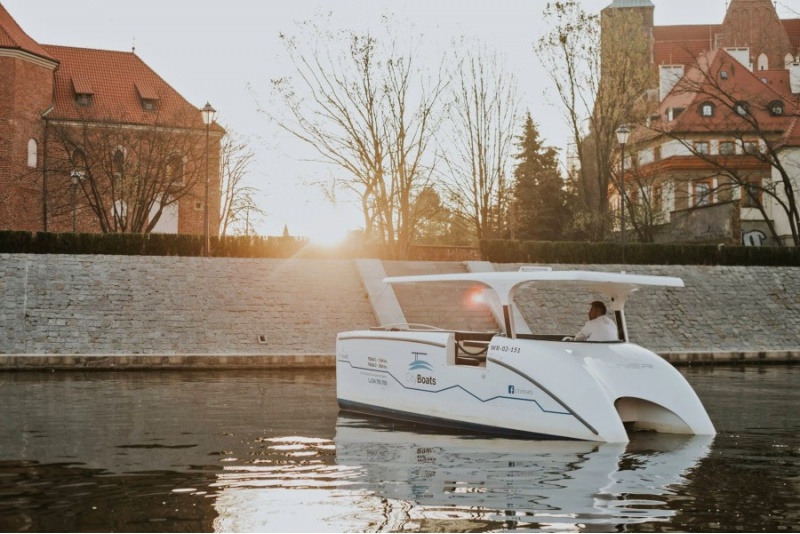 Czarter katamaranu solarnego we Wrocławiu