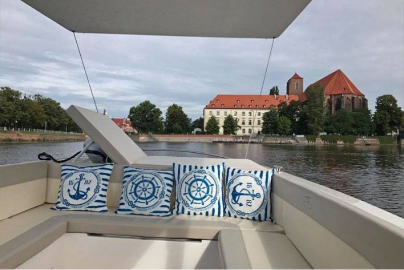 Czarter katamaranu solarnego we Wrocławiu