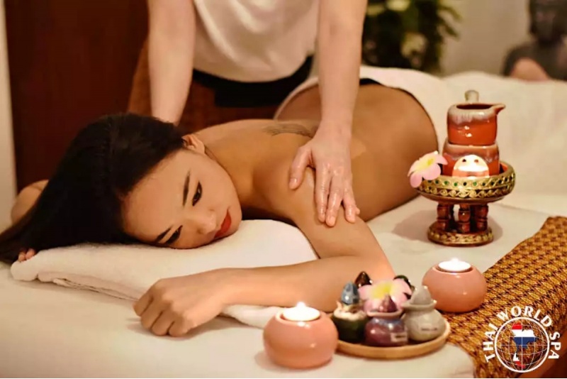 Tajski masaż olejowy w salonie Thai World Spa