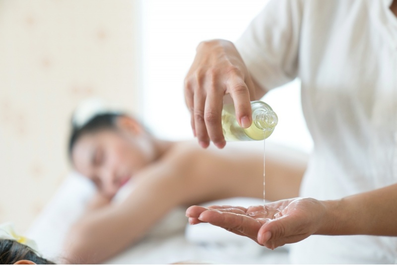 Masaż ciepłymi olejami w salonie Wersal SPA w Szczecinie