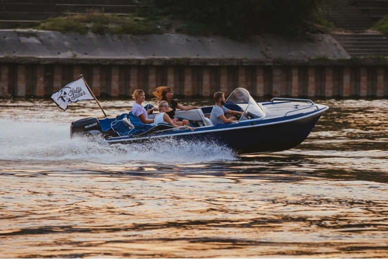 Rejs motorówką + kolacja