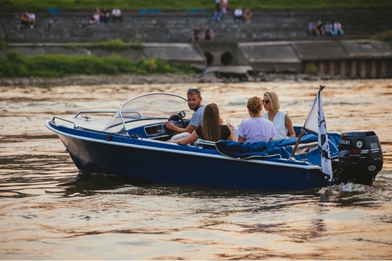 Rejs motorówką po Wiśle z odpoczynkiem na plaży